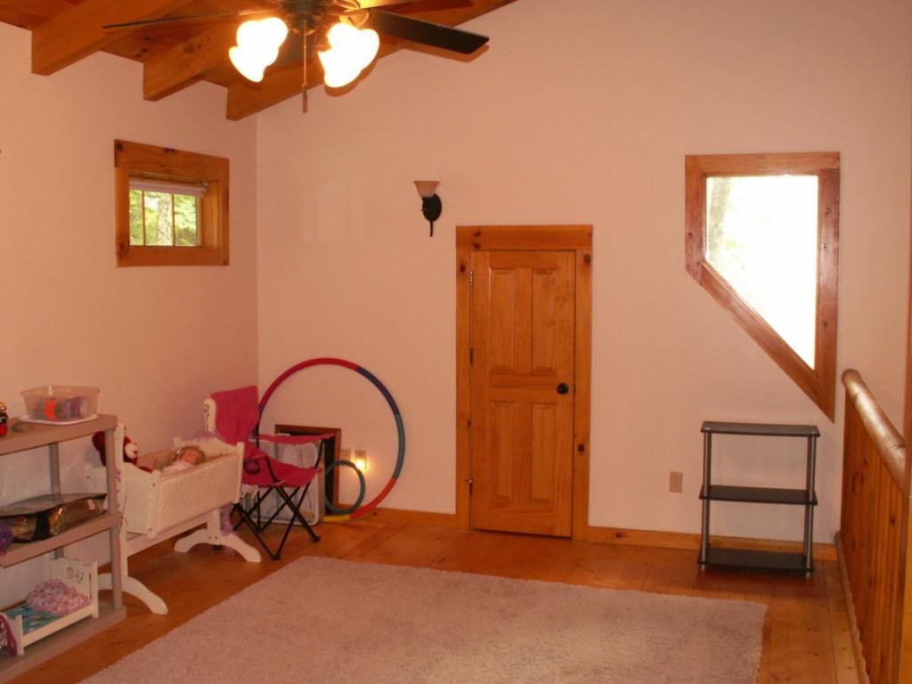 563 Cove Ridge Road Butler, TN 37640 - Photo 15 of 36 UPPER STORY MINI GREAT ROOM
