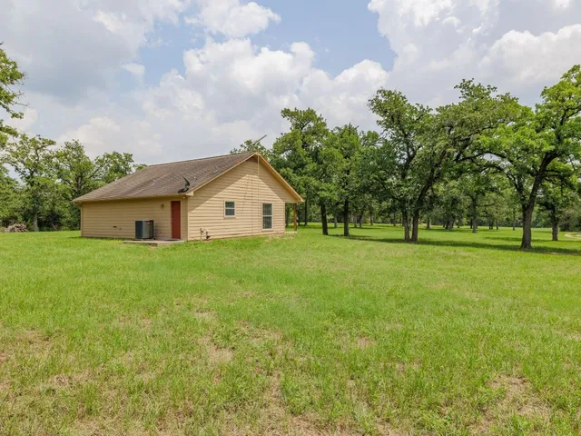 a view of a house with backyard