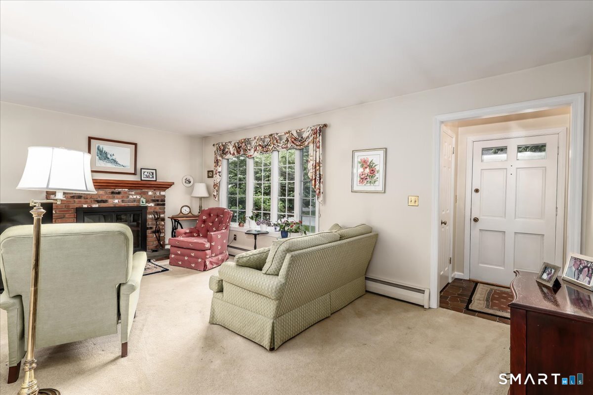 75 Centerbrook Road Fairfield, CT 06824 - Photo 4 of 39 Entry/Living room