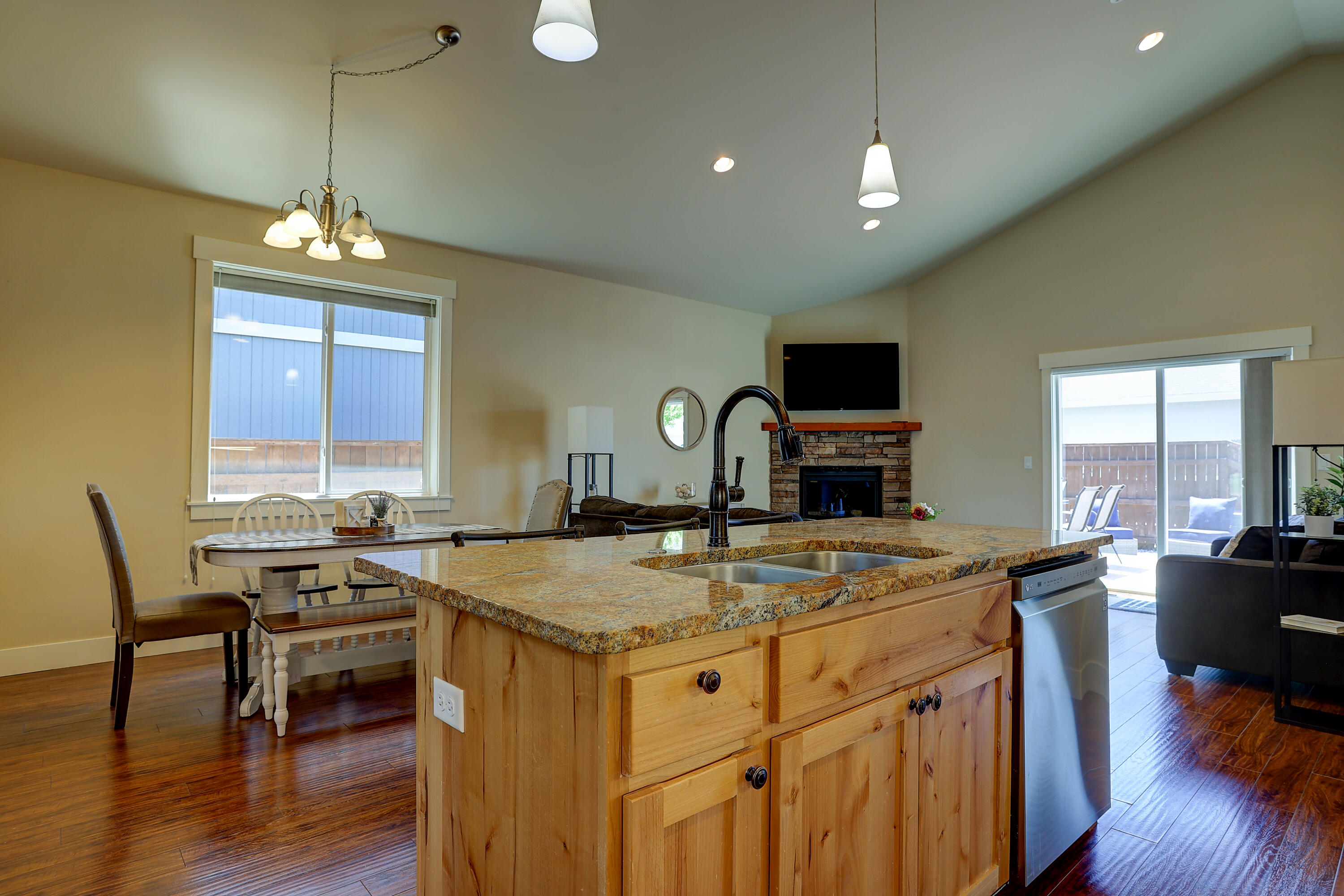 62509 Eagle Road Bend, OR 97701 - Photo 7 of 25 62509 Eagle Road-13