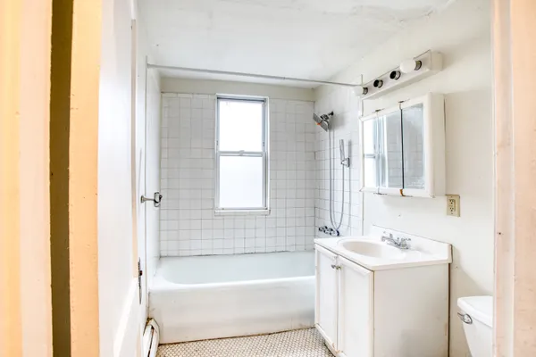 $1,800 | 429 New Britain Avenue, Hartford, CT 06106