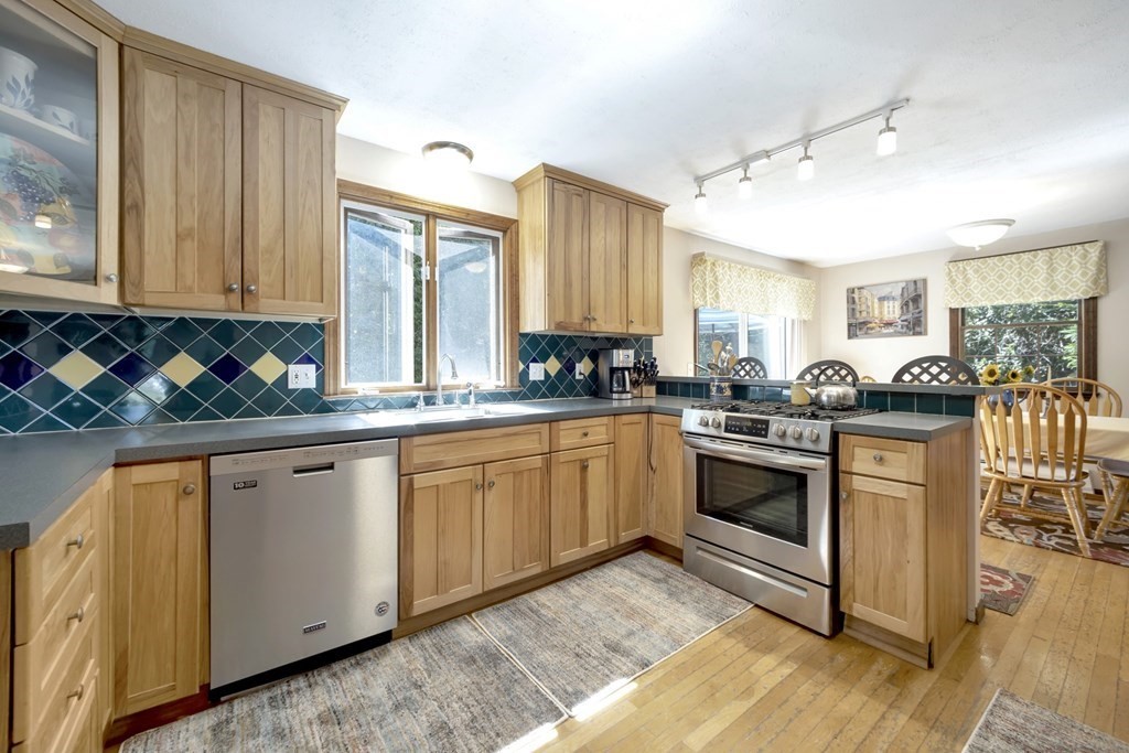 54 Davis Road Chelmsford, MA 01824 - Photo 4 of 36