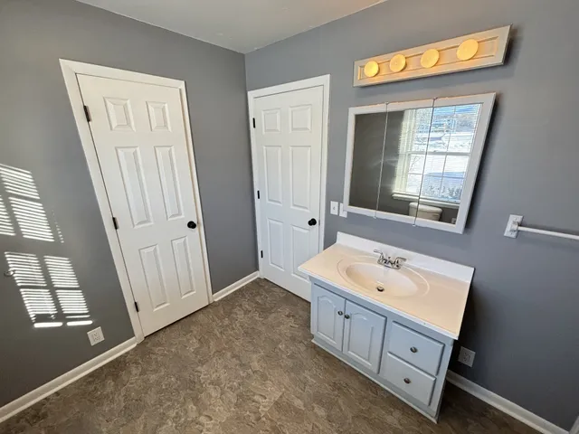 $1,895 | 222 South Valley Road, Hendersonville, TN 37075