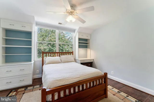 a view of yard with green space