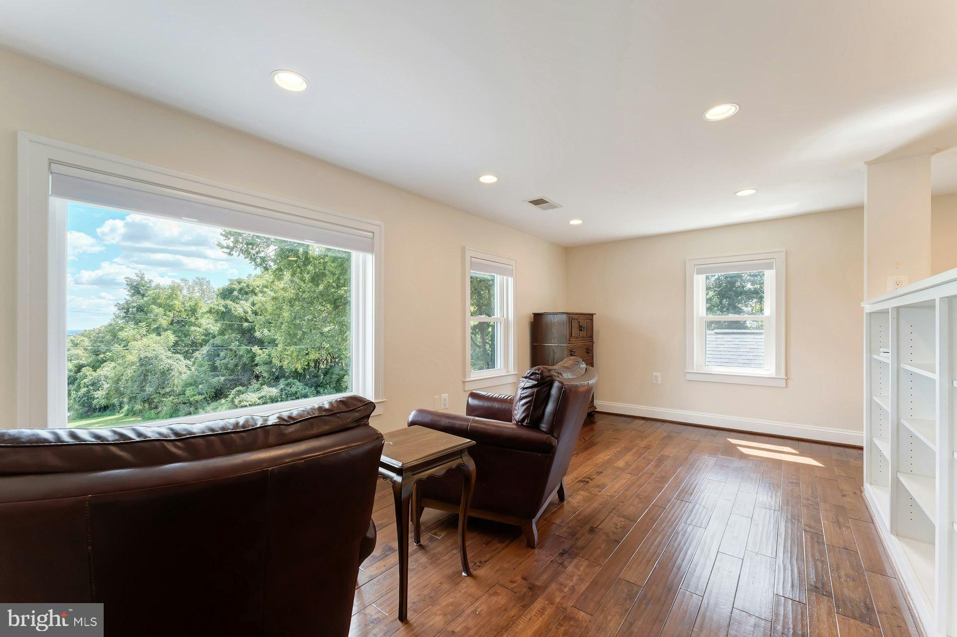 16555 Old Waterford Road Paeonian Springs, VA 20129 - Photo 52 of 92 a living room with furniture and a window