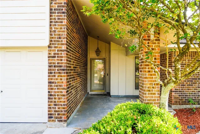 a view of a pathway along a building