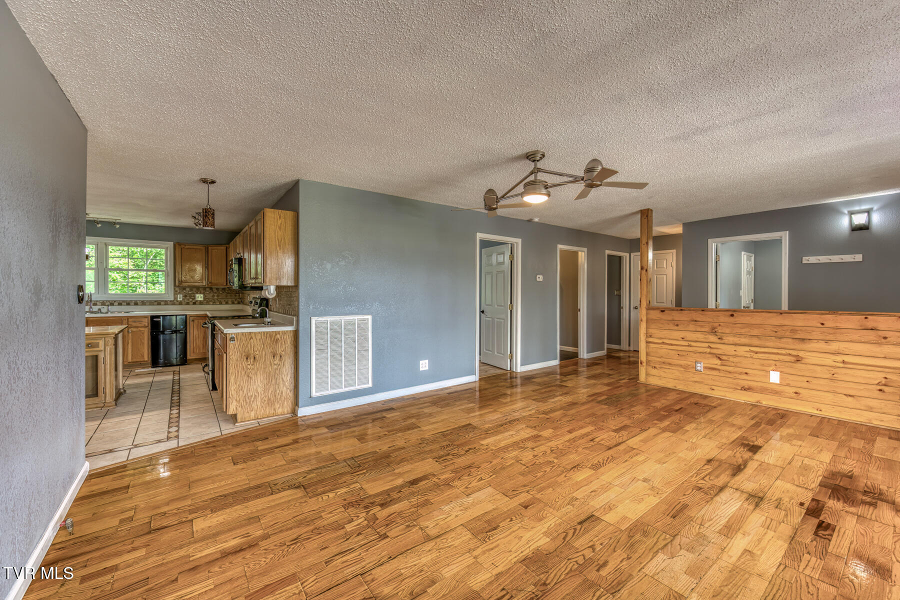 518 V I Ranch Road Bristol, TN 37620 - Photo 11 of 42 LIVING ROOM 4