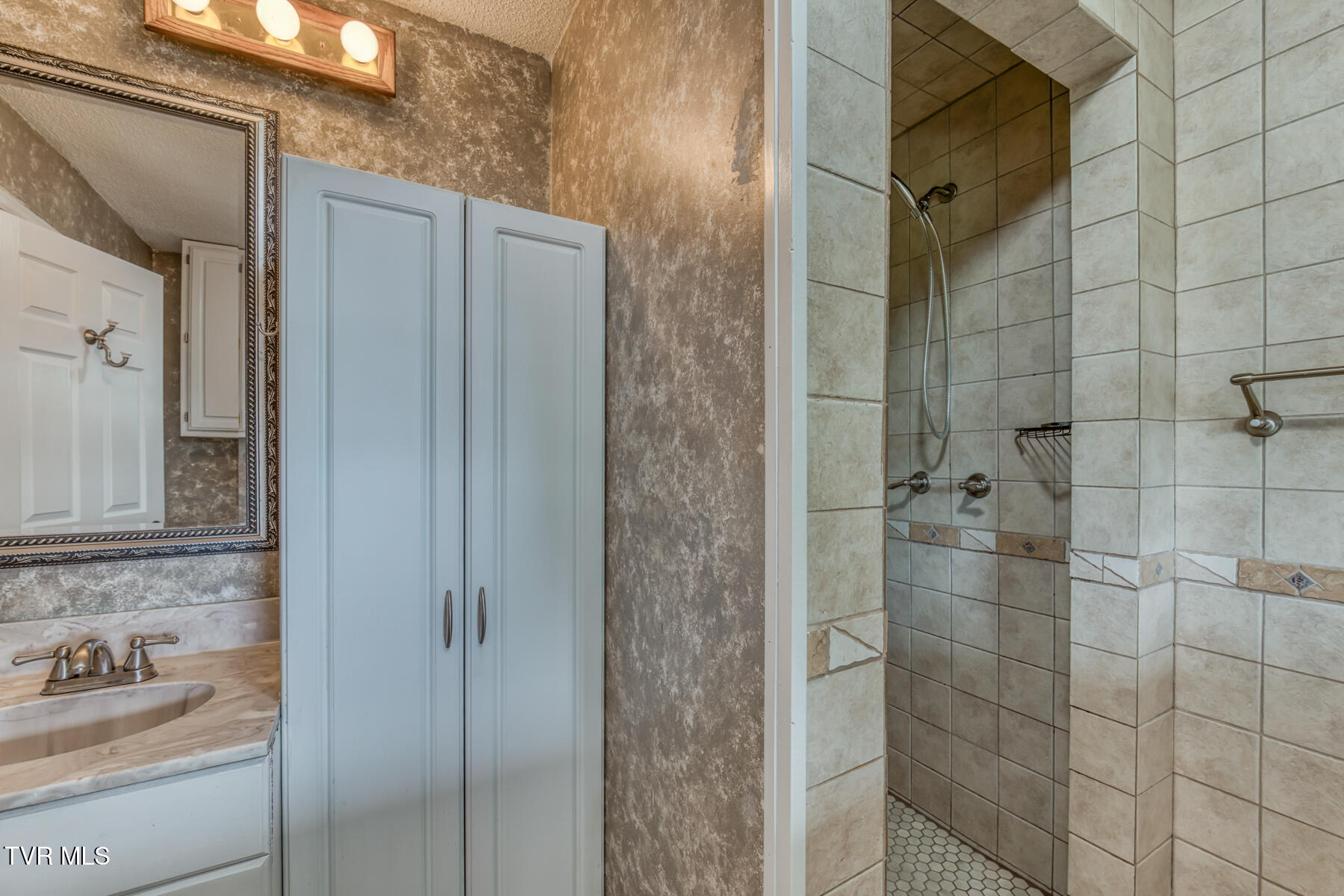 518 V I Ranch Road Bristol, TN 37620 - Photo 20 of 42 MASTER BATH 2