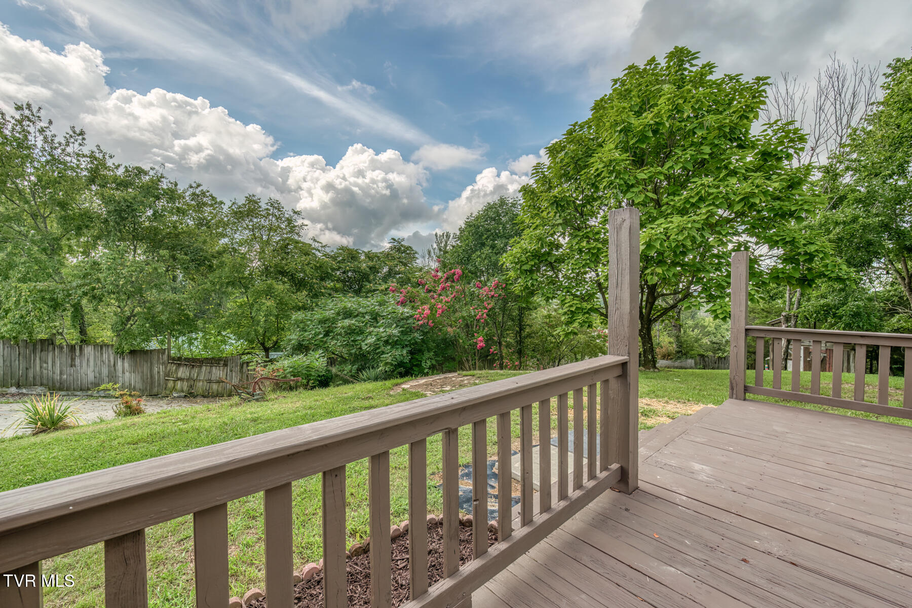 518 V I Ranch Road Bristol, TN 37620 - Photo 4 of 42 FRONT DECK