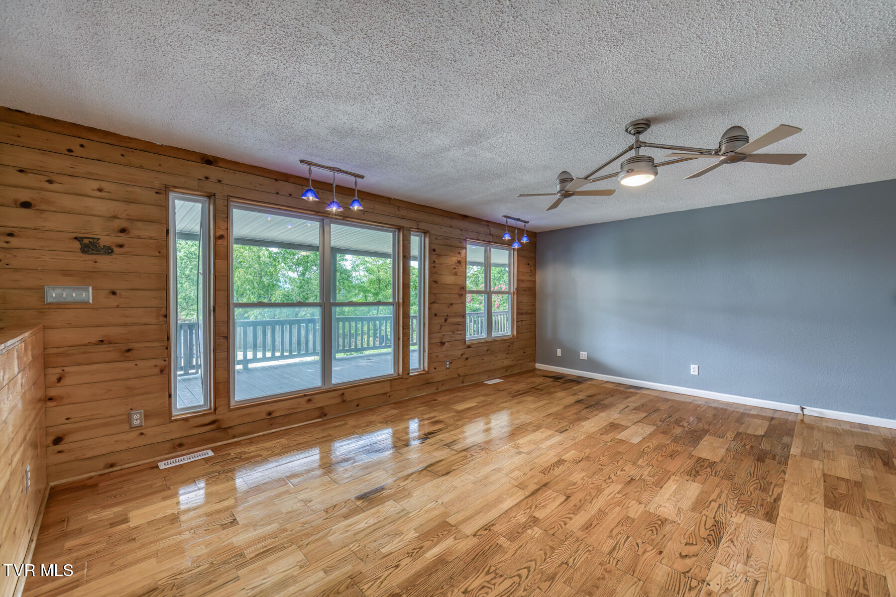 518 V I Ranch Road Bristol, TN 37620 - Photo 9 of 42 LIVING ROOM 2