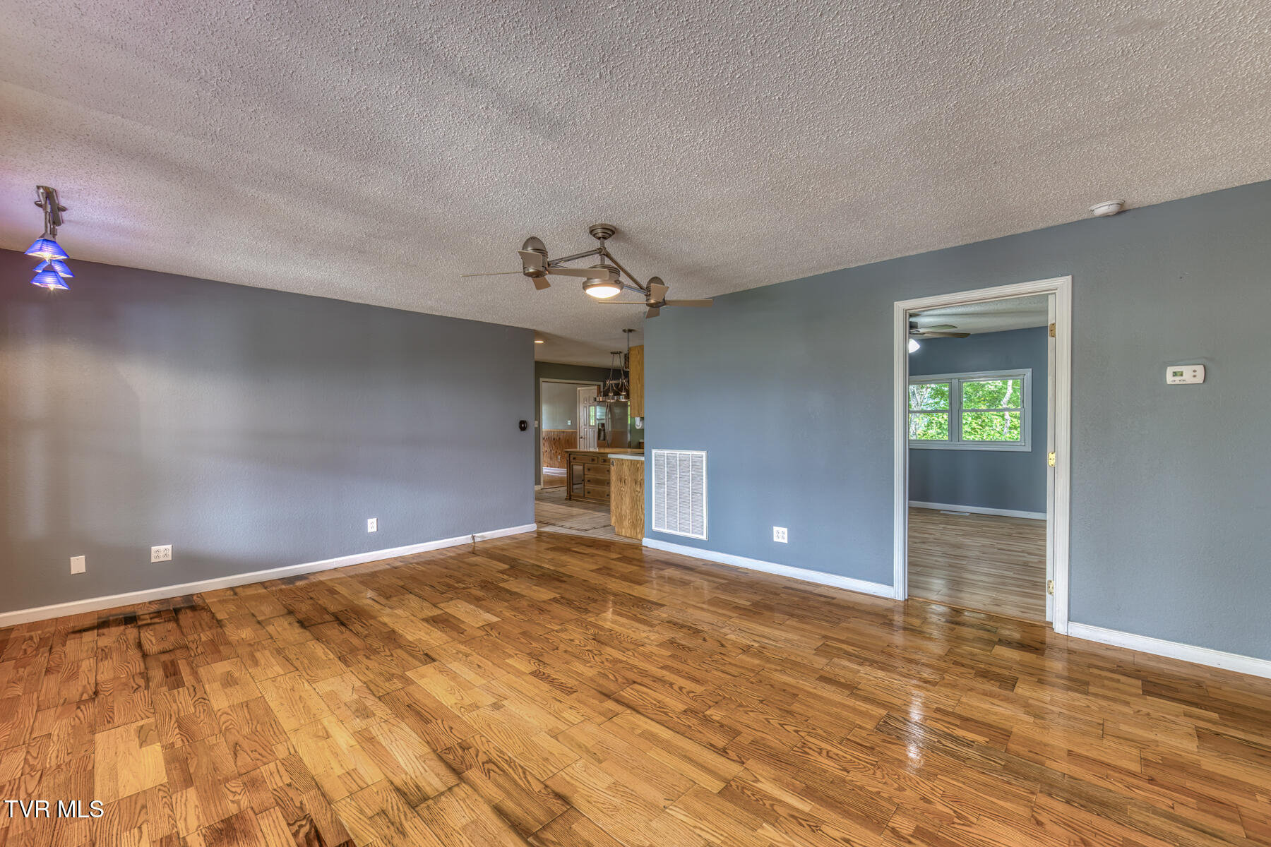 518 V I Ranch Road Bristol, TN 37620 - Photo 10 of 42 LIVING ROOM 3