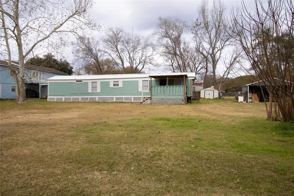 a view of a yard with a house