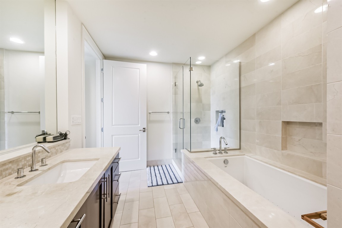 2207 Bancroft Lane, Unit 706 Houston, TX 77027 - Photo 18 of 43 a spacious bathroom with a bathtub shower sink double and mirror
