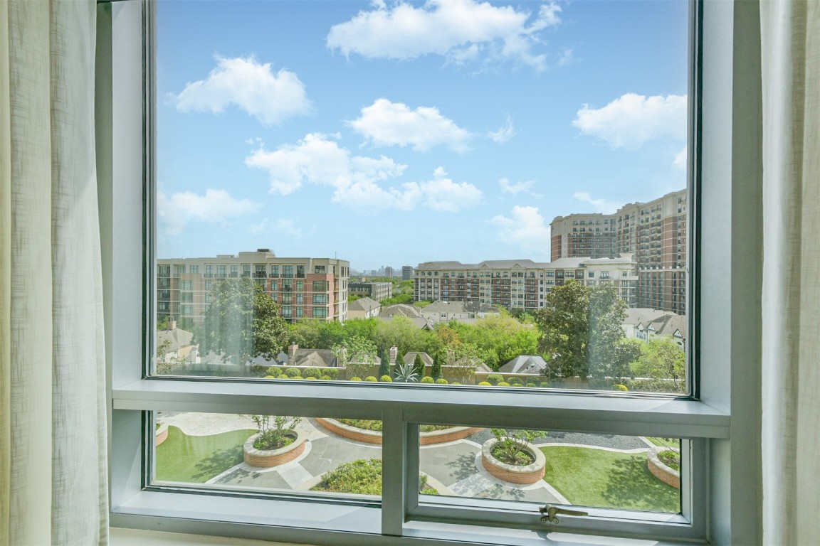 2207 Bancroft Lane, Unit 706 Houston, TX 77027 - Photo 19 of 43 a view of a city from a balcony