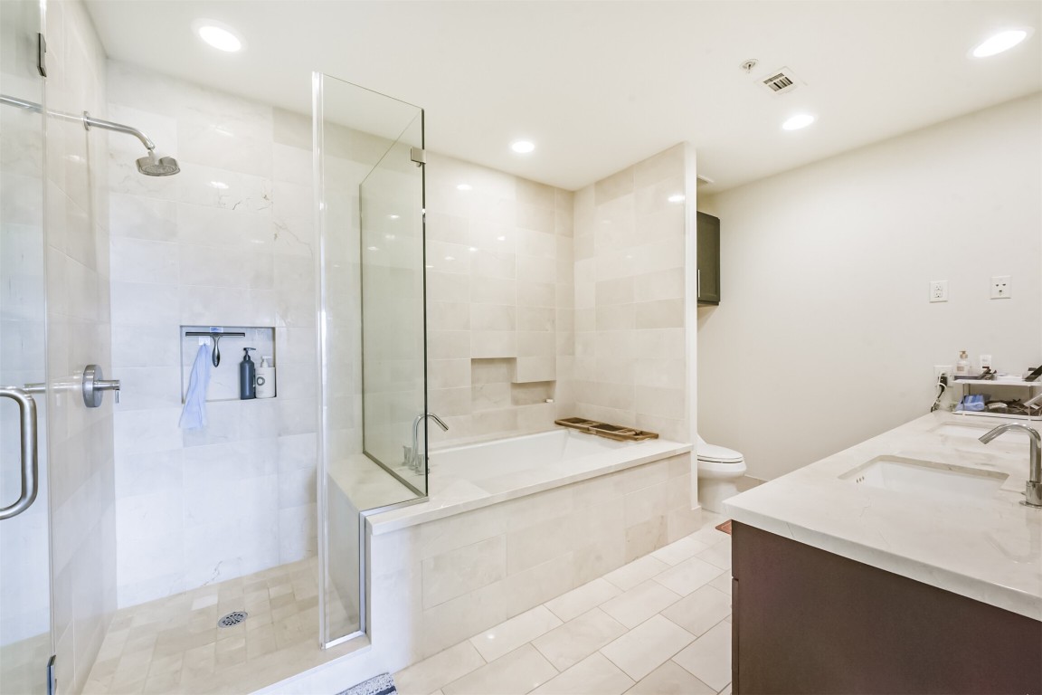 2207 Bancroft Lane, Unit 706 Houston, TX 77027 - Photo 21 of 43 a bathroom with a sink shower and a mirror