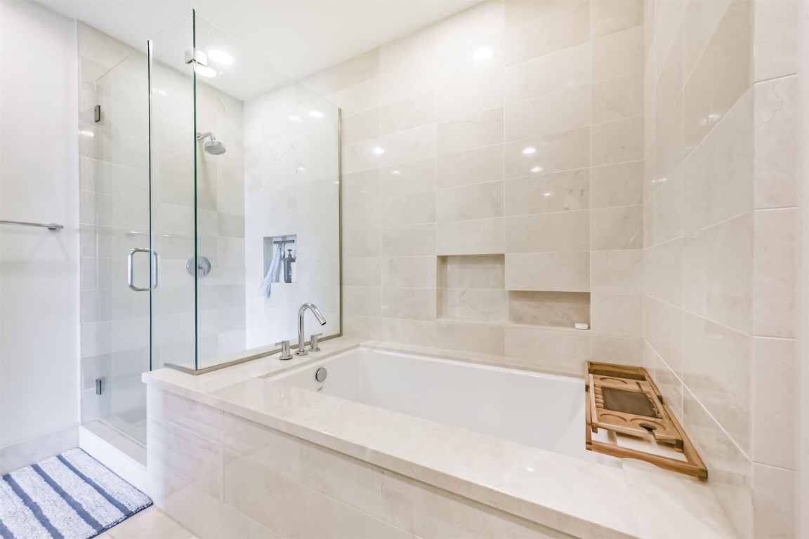 2207 Bancroft Lane, Unit 706 Houston, TX 77027 - Photo 22 of 43 a bathroom with a bathtub and a shower
