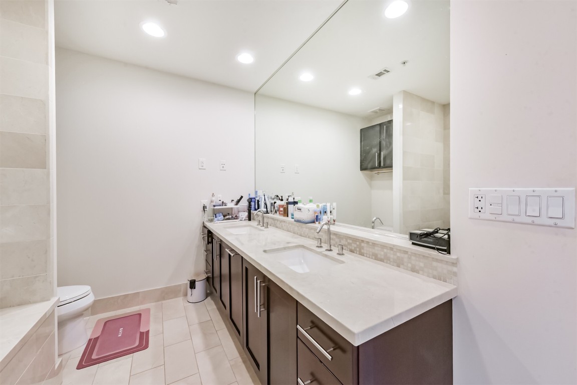 2207 Bancroft Lane, Unit 706 Houston, TX 77027 - Photo 23 of 43 a bathroom with a sink and a mirror