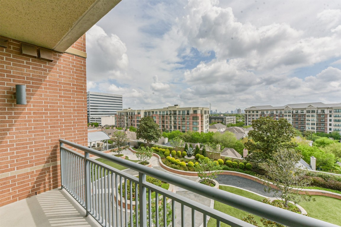 2207 Bancroft Lane, Unit 706 Houston, TX 77027 - Photo 28 of 43 a view of a balcony with city view