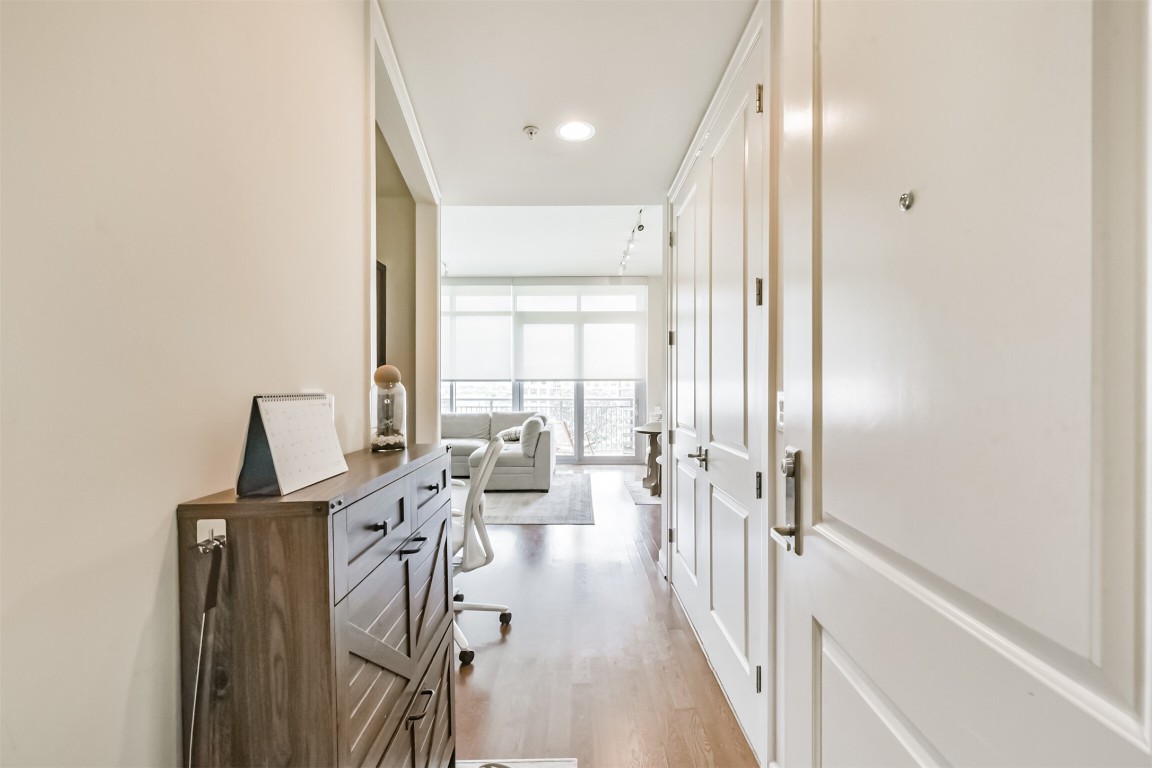 2207 Bancroft Lane, Unit 706 Houston, TX 77027 - Photo 3 of 43 a view of a hallway with a couch