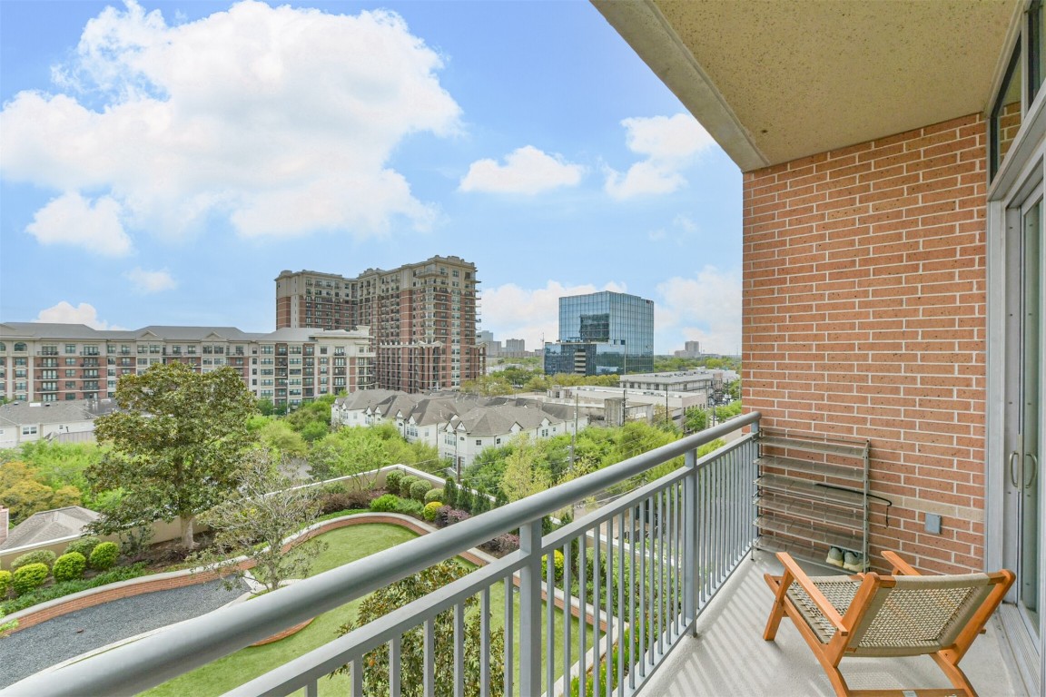 2207 Bancroft Lane, Unit 706 Houston, TX 77027 - Photo 31 of 43 a view of city from balcony