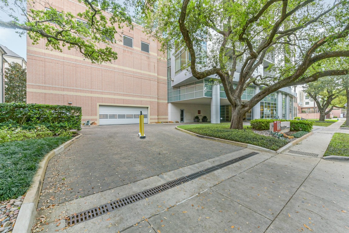 2207 Bancroft Lane, Unit 706 Houston, TX 77027 - Photo 38 of 43 a view of street along with residential houses
