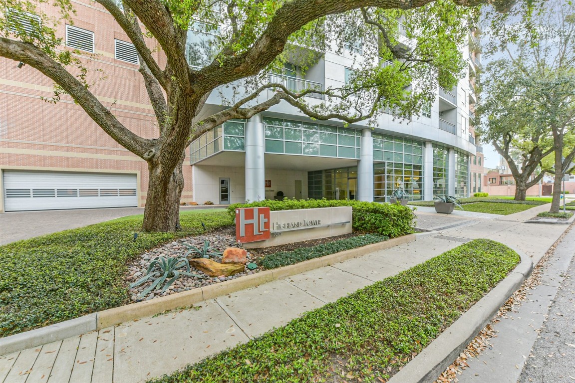 2207 Bancroft Lane, Unit 706 Houston, TX 77027 - Photo 39 of 43 a front view of a house with garden