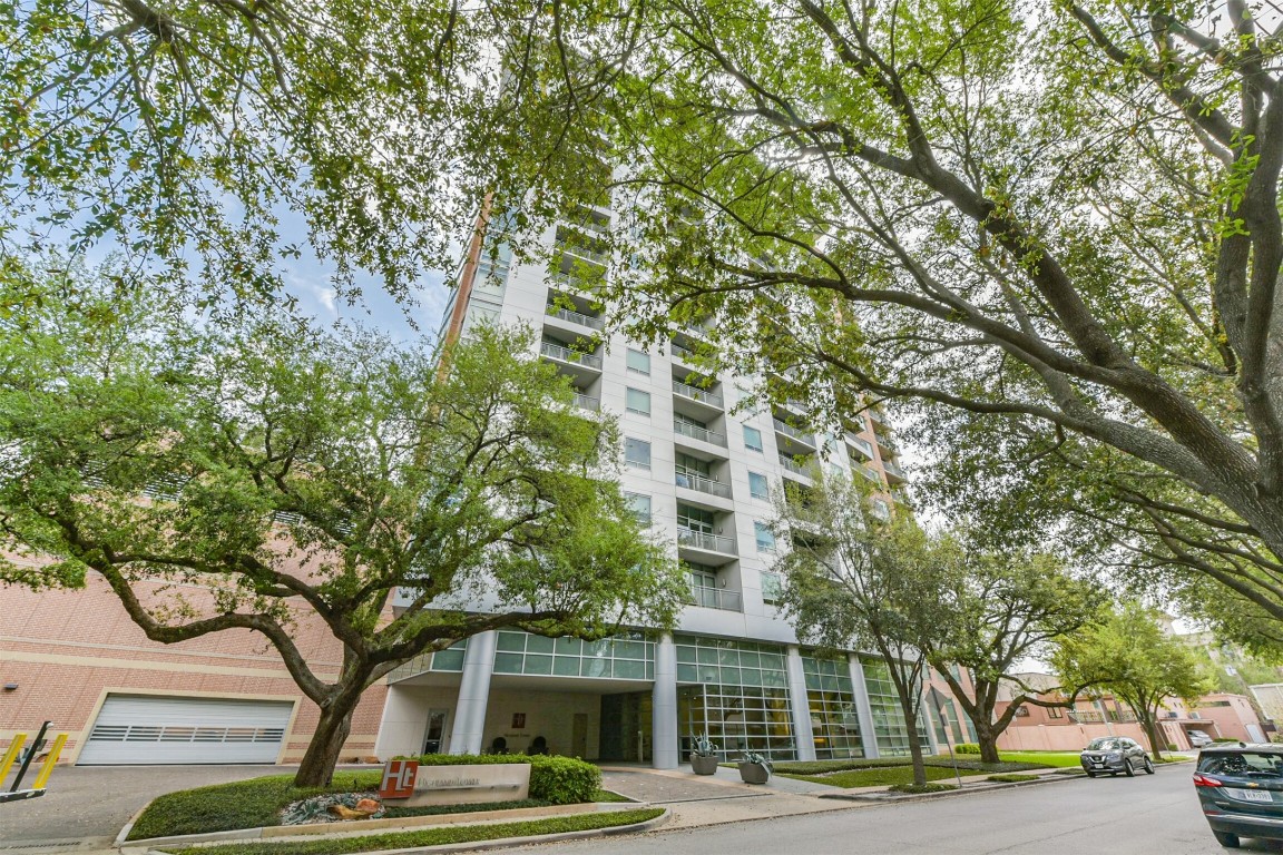 2207 Bancroft Lane, Unit 706 Houston, TX 77027 - Photo 40 of 43 a view of a building with lot of trees