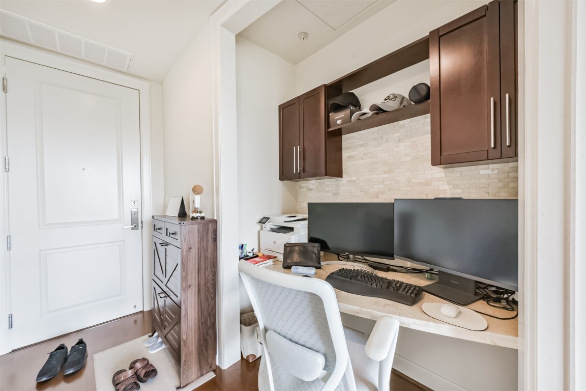2207 Bancroft Lane, Unit 706 Houston, TX 77027 - Photo 4 of 43 a workspace with furniture and mirror