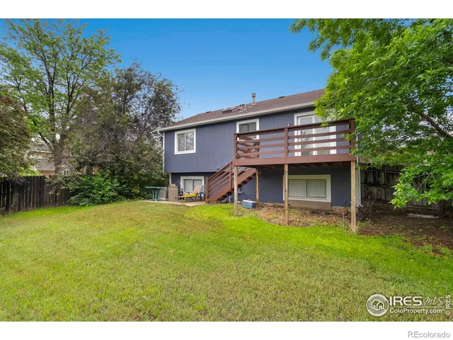 a view of a yard with a tree