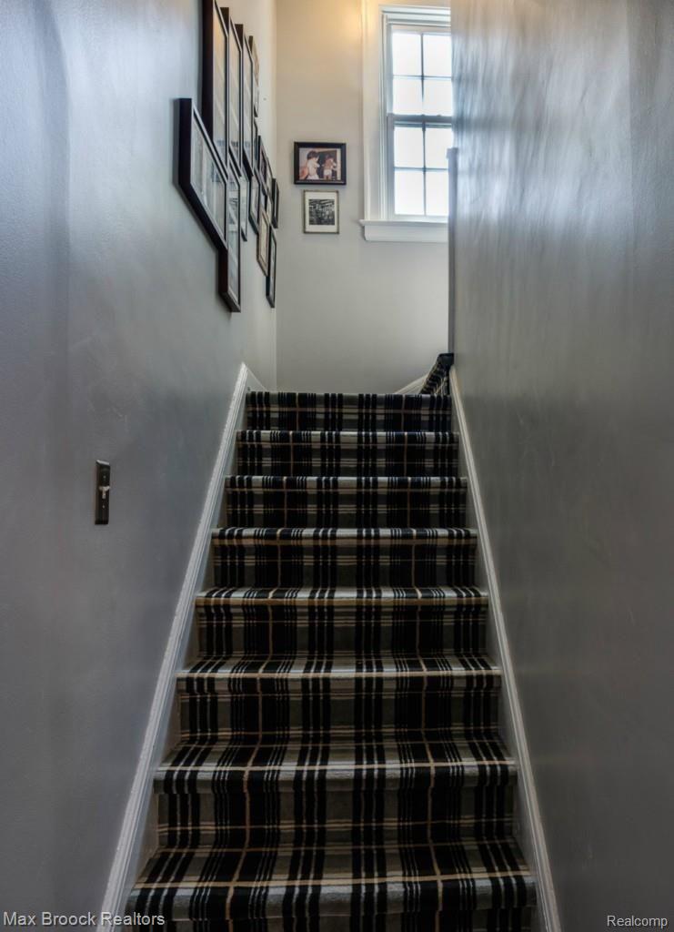 21 Wellesley Drive Pleasant Ridge, MI 48069 - Photo 13 of 20 Stairway to Upper Level