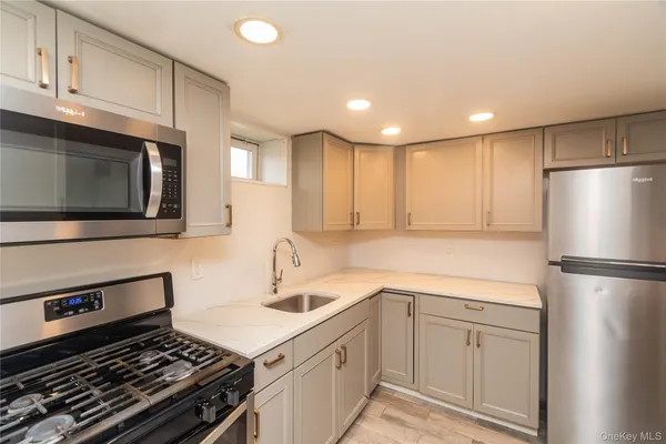 $2,400 | 1258 North Avenue, Unit 2, Beacon, NY 12508