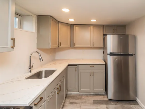 $2,400 | 1258 North Avenue, Unit 2, Beacon, NY 12508