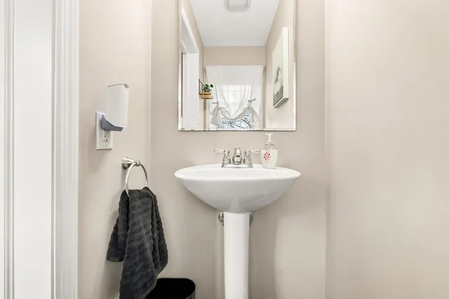 $3,200 | 98 Poplar Street, Unit 2, Danvers, MA 01923