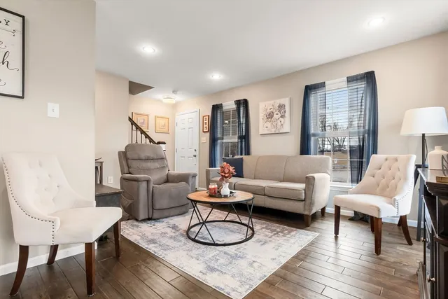 $3,200 | 98 Poplar Street, Unit 2, Danvers, MA 01923