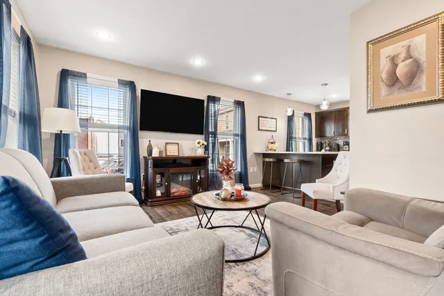 $3,200 | 98 Poplar Street, Unit 2, Danvers, MA 01923