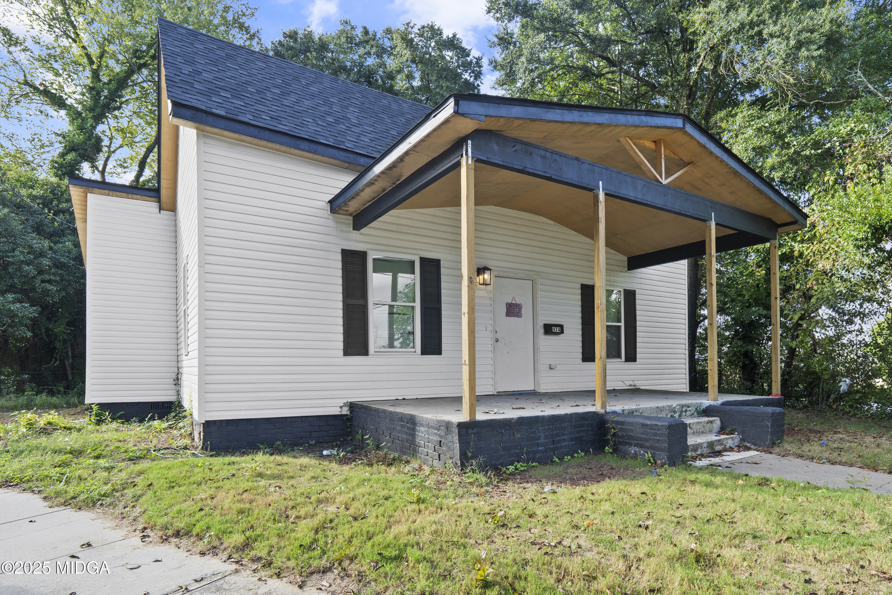 974 Tenney Avenue Macon, GA 31201 - Photo 2 of 6 a front view of a house with garden