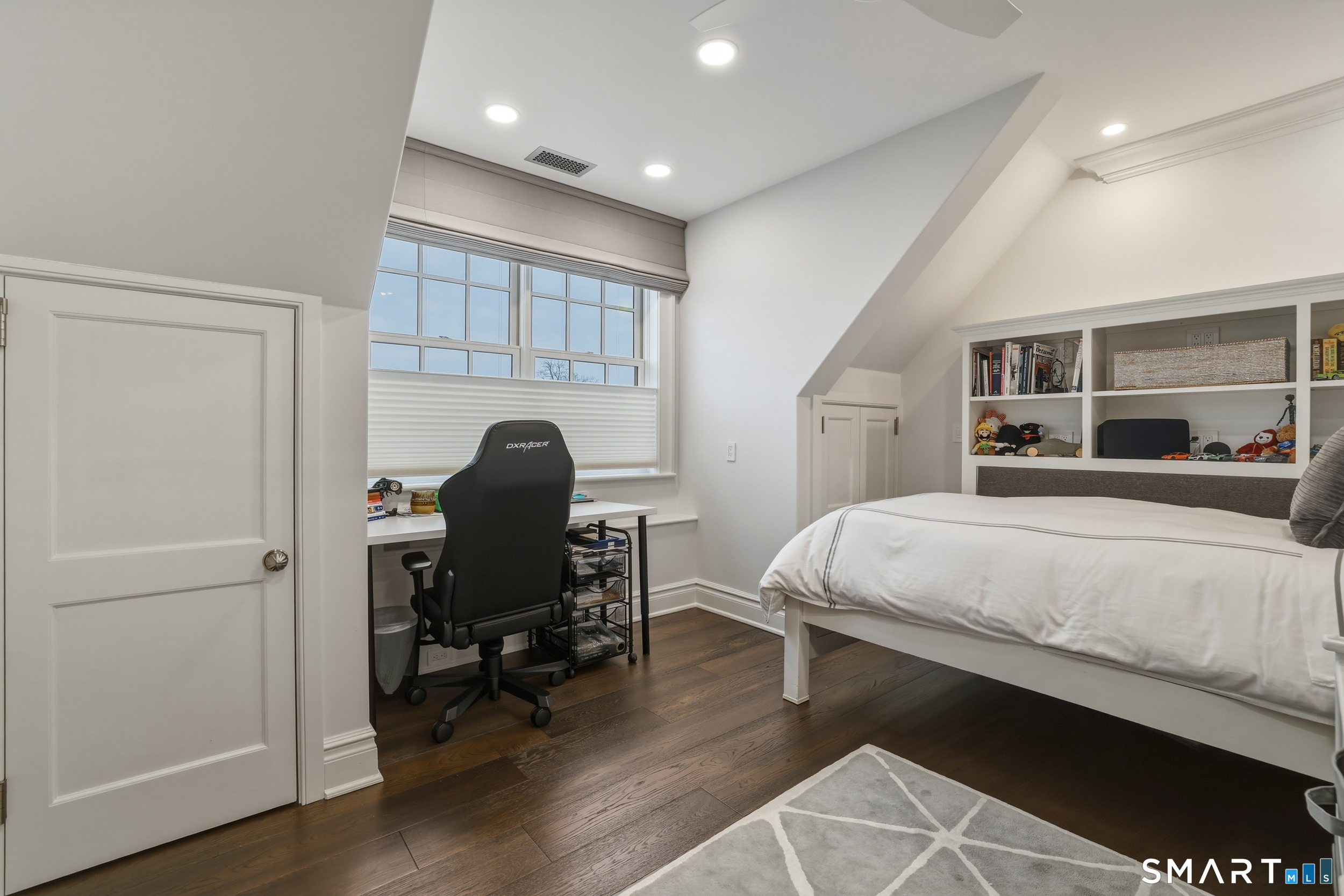 66 High Street, Unit 38 Guilford, CT 06437 - Photo 25 of 40 a bedroom with a bed and a chair