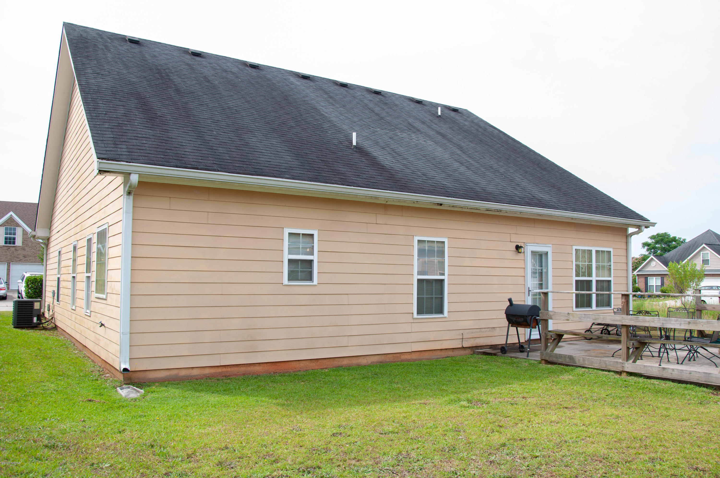 480 Bob White Road Macon, GA 31216 - Photo 26 of 28 a backyard of a house with table and chairs