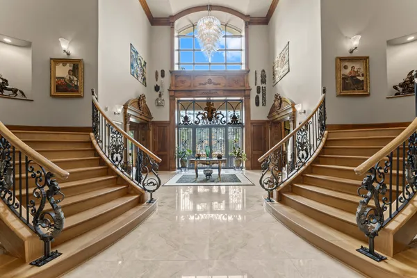 a view of entryway with a front door