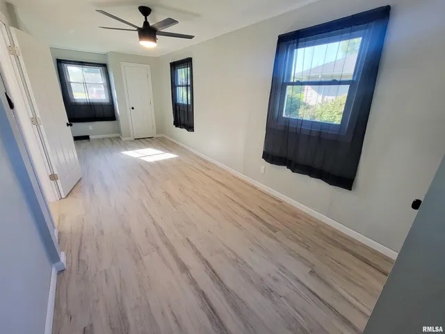 $164,900 | 306 Bible Street, Flora, IL 62839