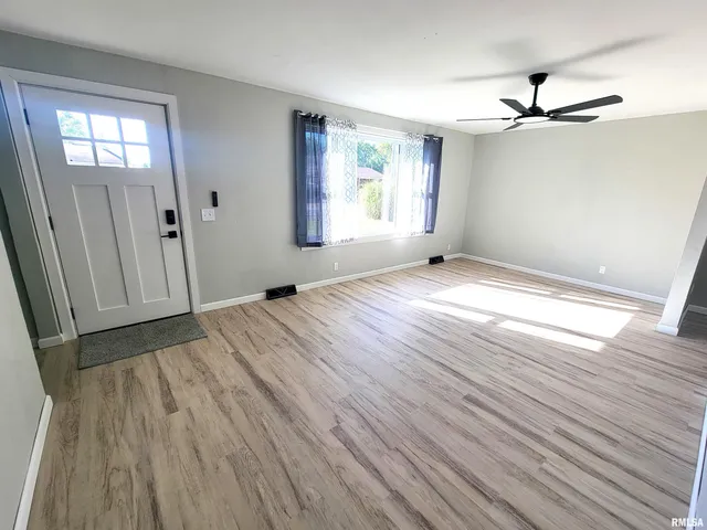 $164,900 | 306 Bible Street, Flora, IL 62839