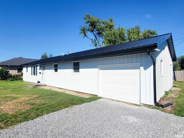 $164,900 | 306 Bible Street, Flora, IL 62839