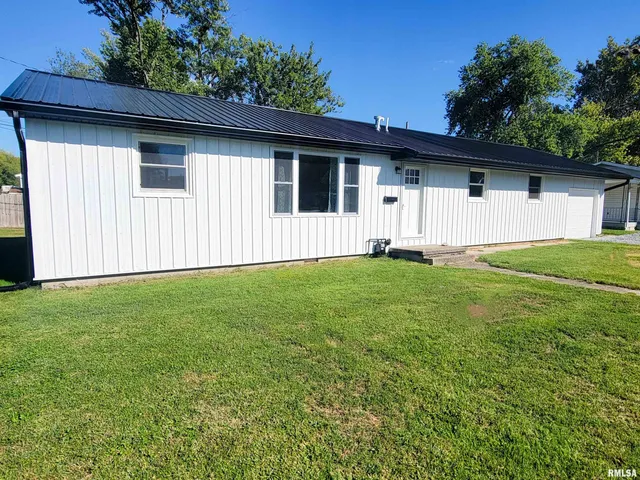 $164,900 | 306 Bible Street, Flora, IL 62839