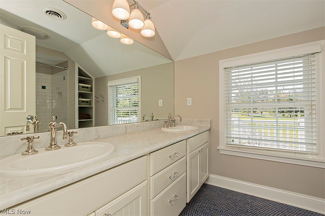 33325 Woodleigh Road Cleveland, OH 44124 - Photo 21 of 35