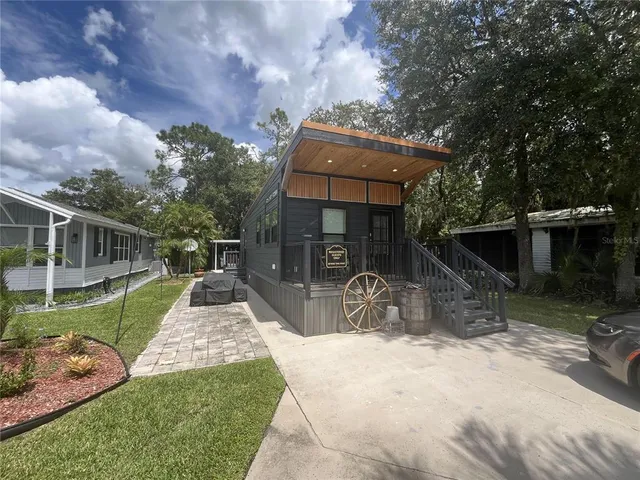 a view of a house with backyard