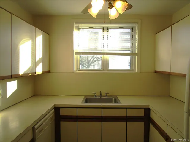 $469,000 | 20 Daley Place, Unit 128, Lynbrook, NY 11563