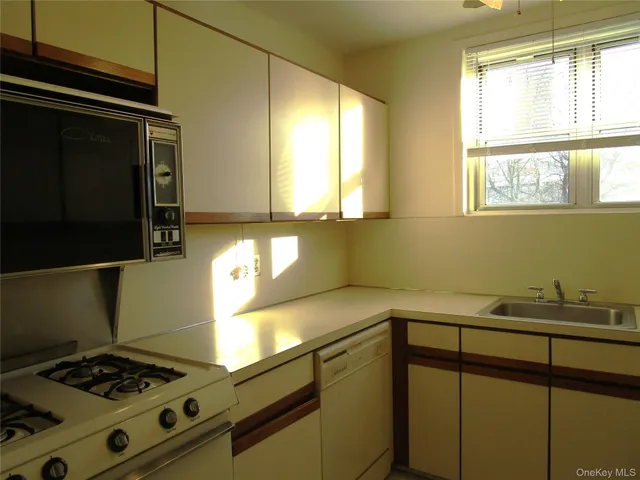 $469,000 | 20 Daley Place, Unit 128, Lynbrook, NY 11563