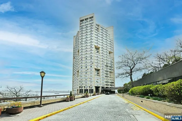 $318,000 | 7004 Boulevard East, Unit 1B, Guttenberg, NJ 07093