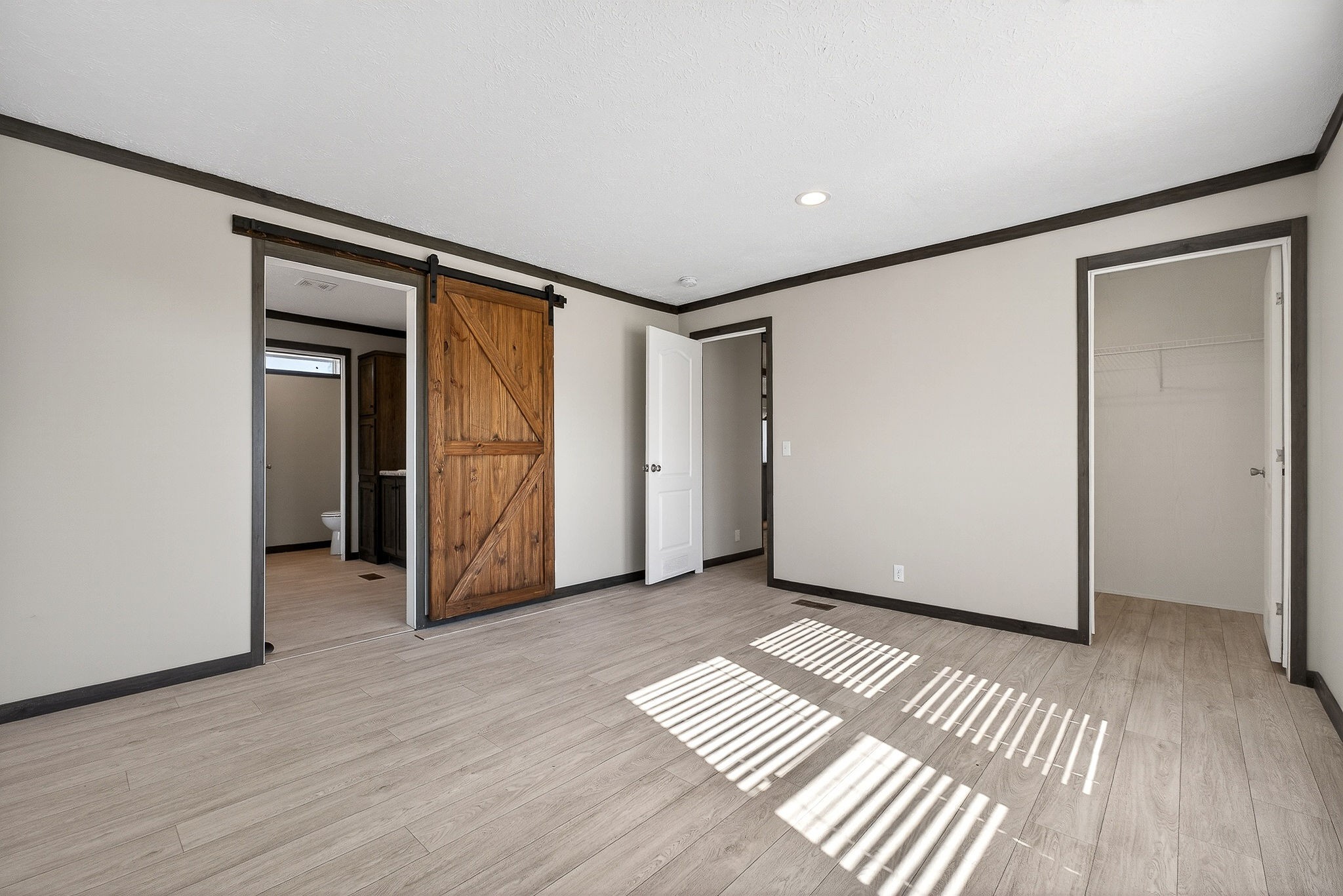 3881 Shellsford Road McMinnville, TN 37110 - Photo 18 of 44 a view of a livingroom with wooden floor and closet
