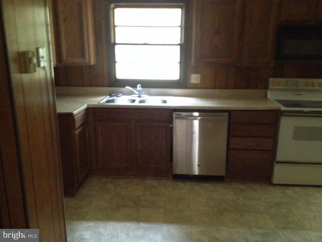 6435 Tharp Road Culpeper, VA 22701 - Photo 3 of 9 Kitchen